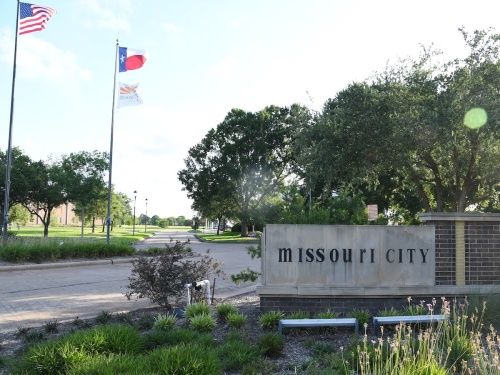 Missouri City Drive, an aging street that services Missouri City City Hall and Missouri City Branch Library, will soon undergo a major reconstruction project. (Hunter Marrow/Community Impact Newspaper)