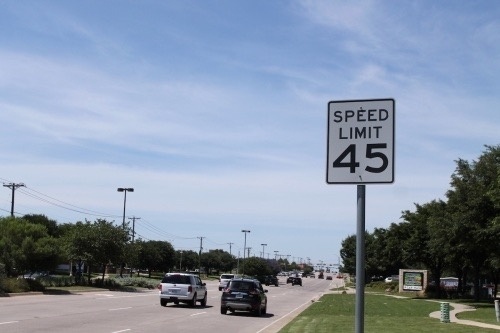 Image of a speed limit sign which says 45 mph