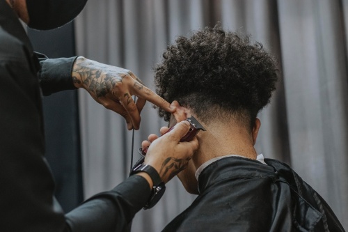 The Kuttin’ Edge Salon and Barbershop located at 12567 Broadway Ste. 117, Pearland, opened in late May. (Courtesy Pexels)