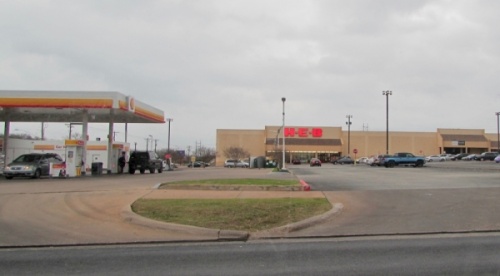 While a new store is scheduled to open in South Austin this March, the H-E-B located at 600 W. William Cannon Drive, Austin, will close this spring. (Nicholas Cicale/Community Impact Newspaper)