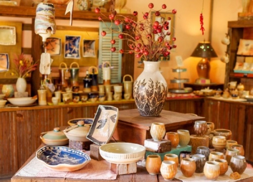 The Barn sells handcrafted pottery in Gruene (Warren Brown/Community Impact Newspaper).