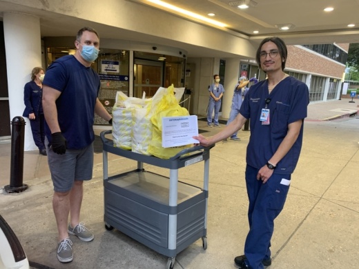 Matt Silk, left, delivers food from Modern Market Eatery to a St. Davids Medical Center health care worker. (Courtesy Matt Silk)