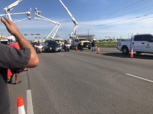 San Marcos residents pay their respects to fallen San Marcos Police Officer Justin Putnam during an April 20 procession. (Evelin Garcia/Community Impact Newspaper)