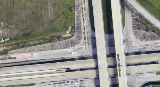 The existing configuration of the southbound Grand Parkway to westbound FM 1093 has only one dedicated right-turn lane and two straight lanes. (Screenshot Google Maps)