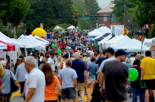 People crowded in downtown Milton for Crabapple Fest