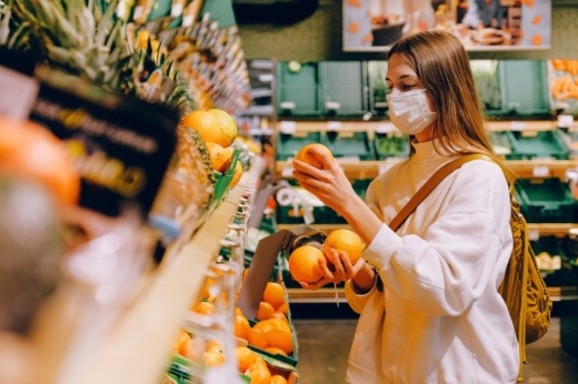 woman with mask in grocery store