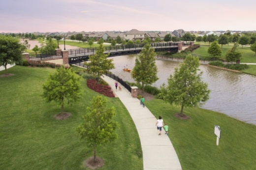 Residents can take advantage of several outdoor amenities in Bridgeland. (Courtesy Howard Hughes Corp.)