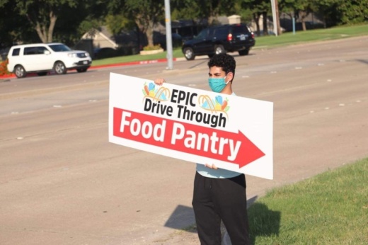 A student from Plano East Senior High volunteers at the weekly drive-thru pantry at the East Plano Islamic Center. (Courtesy East Plano Islamic Center)