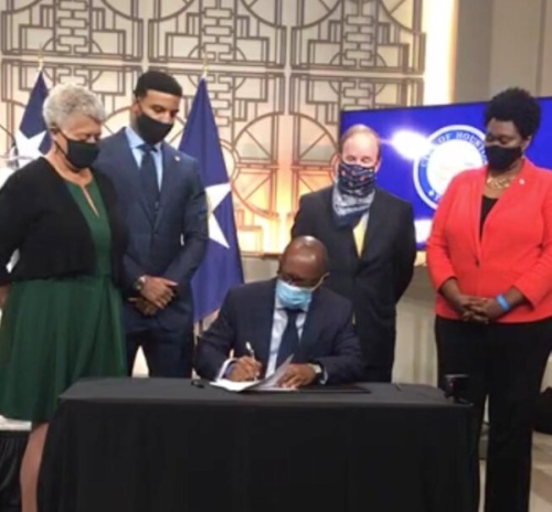 Mayor Sylvester Turner signed an executive order Sept. 28 formalizing Houston Police Department's enactment of a cite-and-release policy for some low-level offenses. (Courtesy HTV)