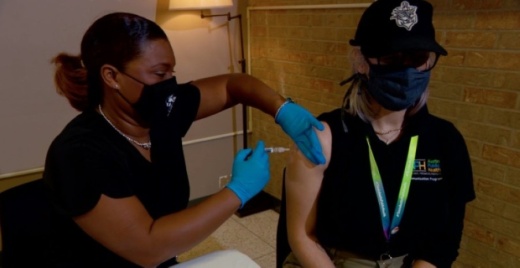 An influenza vaccination is administered at an Austin Public Health facility in late September. Austin Public Health is providing low- or no-cost flu shots at its clinics in North Austin and South Austin. (Courtesy Austin Public Health)
