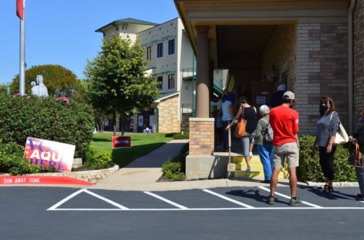 A photo of voters in line
