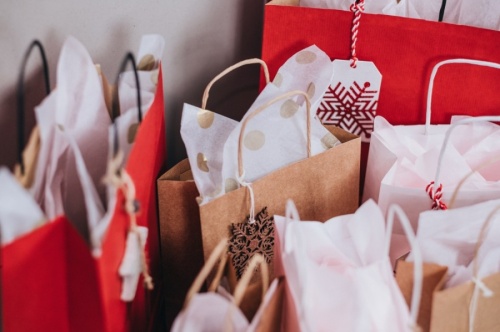 Several local markets offer ways to support small businesses and artisans this holiday season. (Courtesy Pexels)
