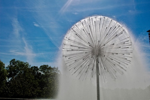 The dandelion-like Gus S. Wortham Memorial Fountain is a fixture near Buffalo Bayou. Houston's Inner Loop communities have bloomed in recent years, new census estimates show. (Matt Dulin/Community Impact Newspaper)