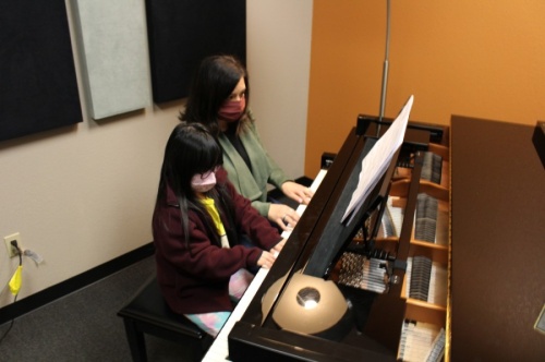 Music SO Simple owner Stathia Orwig gives 6-year-old student Sophia Nguyen a piano lesson. (William C. Wadsack/Community Impact Newspaper)