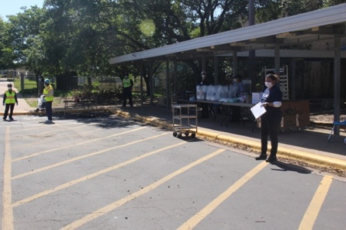 Austin ISD staff at Pleasant Hill Elementary School distribute meals. (Nicholas Cicale/Community Impact Newspaper)
