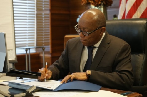 Mayor Turner signing Executive Order