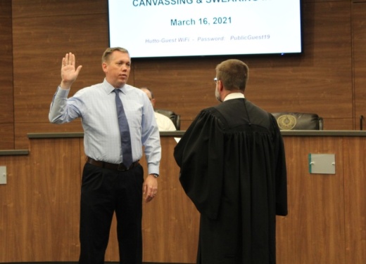 Mike Snyder is sworn in as mayor of Hutto during the March 16 special session. (Megan Cardona/Community Impact Newspaper)