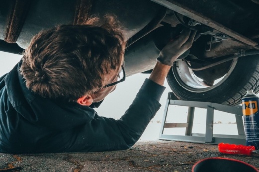 The car mechanic shop offers inspections, oil changes, transmission and suspension repair, and body work. (Courtesy Pexels) 