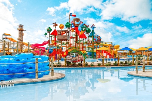 Image of a pool and water slides at the water park Typhoon Texas