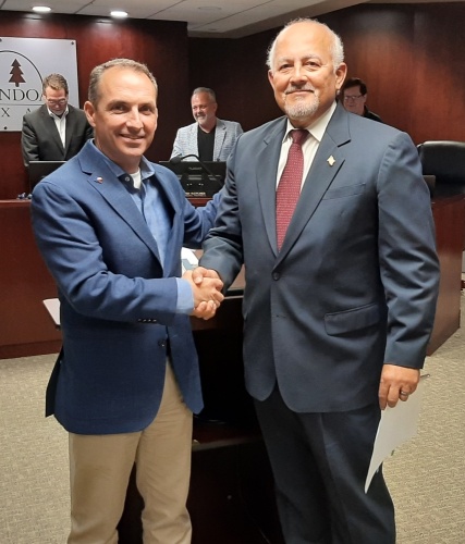 Shenandoah Mayor Ritch Wheeler welcomes John Escoto to the Shenandoah City Council. (Courtesy Debbie Pilcher)