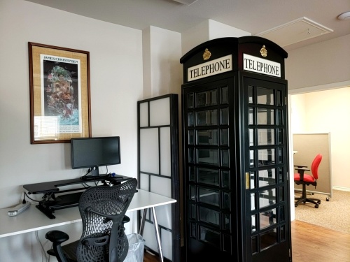 Hamlet Coworking has London-themed decor, a nod to the name. (Ali Linan/Community Impact Newspaper)