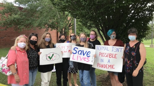 A number of parents and students stood outside before the meeting began to encourage the board to pass a mask mandate. (Wendy Sturges/Community Impact Newspaper)