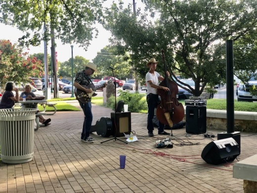 Live music at Sweet Lemon Kitchen. (Fernanda Figueroa/Community Impact Newspaper)