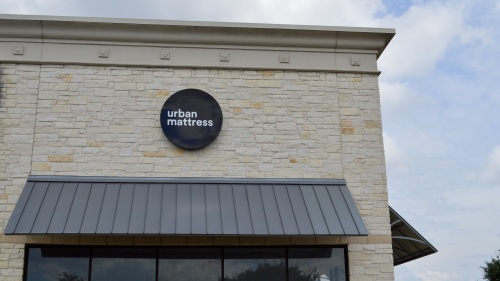 The new Urban Mattress location is in The Parke shopping center. (Taylor Girtman/Community Impact Newspaper)