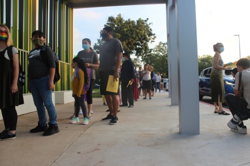 Students and parents wait outside Sanchez Elementary School on Aug. 17. (Olivia Aldridge/Community Impact Newspaper)