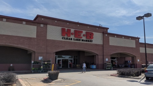 The Clear Lake H-E-B will be closing in December. (Jake Magee/Community Impact Newspaper)