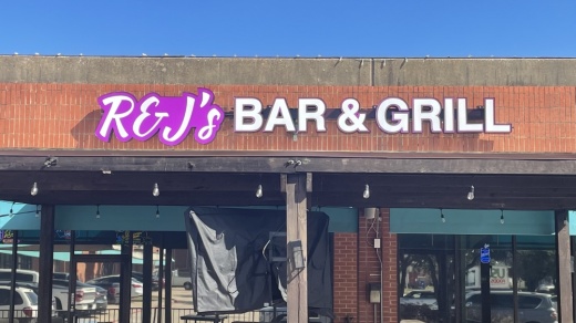 R&J's Bar and Grill held a soft opening earlier in September. (Sandra Sadek/Community Impact Newspaper)