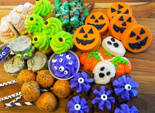 Pflour Shop Bakery in Pflugerville offers Halloween-themed goodies like decorated cookies, cupcakes, chocolate-covered Oreos and cake pops. (Courtesy Pflour Shop Bakery)