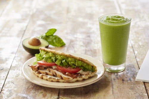 A flatbread and green smoothie.