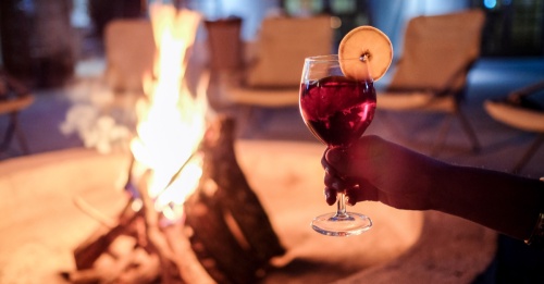 Sit by the fire pit and drink handcrafted cocktails at Amatuli Farmers Market. (Courtesy Canva)