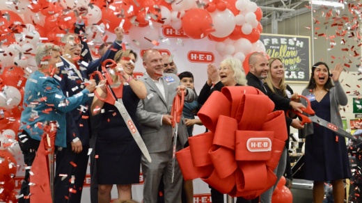 H-E-B held a ribbon-cutting ceremony for its new store Nov. 16. (Taylor Girtman/Community Impact Newspaper)