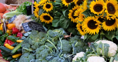One event to attend this weekend is the Farmers Market at LaCenterra. (Photo courtesy Canva)