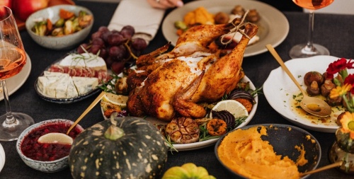 A health expert with Baylor College of Medicine provides advice to stay safe and healthy while celebrating Thanksgiving with family. (Karolina Grabowska/Pexels)