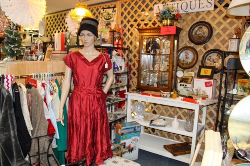 Memories N’ Treasures Antique Mall operates through various antique dealer booths set up throughout the store. (Bailey Lewis/Community Impact Newspaper)