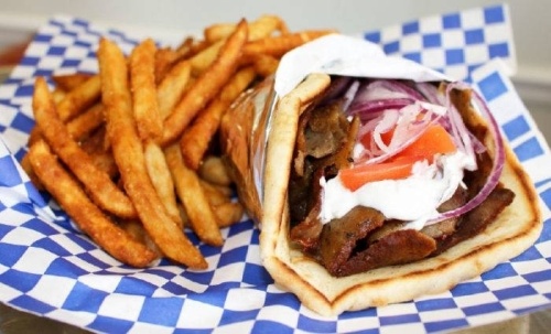 The restaurant serves chicken gyros, original gyros, falafel pita, chipotle chicken pita, burgers, chicken tenders, hot dogs, salads, soups, frito pie, french fries and onion rings. (Community Impact Newspaper staff)
