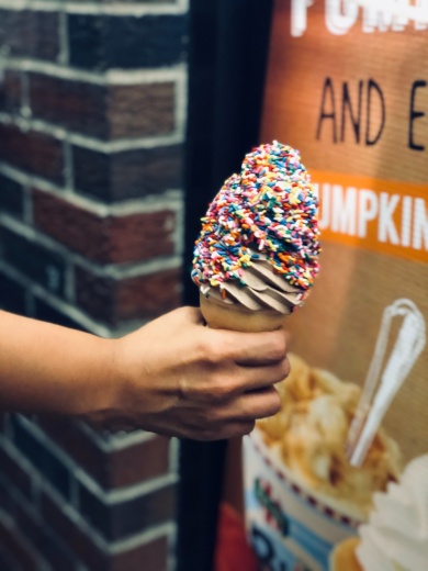 The dessert franchise sells treats such as ice cream, Italian ice and soft ice cream in a variety of flavors, including blueberry, banana, mango, lemon, watermelon, cake batter, peach and sour green apple. (Courtesy Pexels)