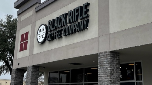The new shop offers a full espresso bar, 15 different blends of coffee, outdoor seating, a drive-thru, and grab-and-go food options. (Erick Pirayesh/Community Impact Newspaper)