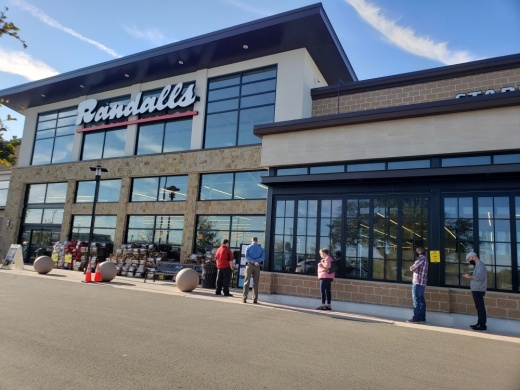 Randalls anchors the Oak Meadows Marketplace on Williams Drive. (Ali Linan/Community Impact Newspaper)