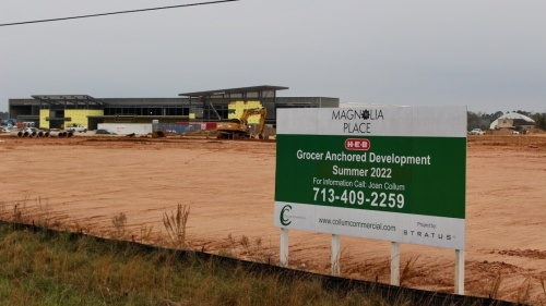 H-E-B continues construction at Magnolia Place while Stratus enters negotiations with tenants. (Community Impact Newspaper staff)