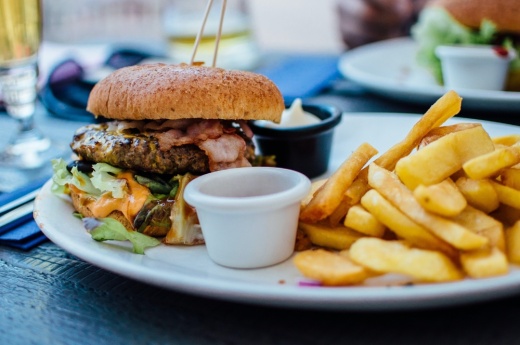 JLB Eatery serves burgers, french fries, onion rings, various sandwiches, Cajun wings and other American cuisines. (courtesy Pexels)