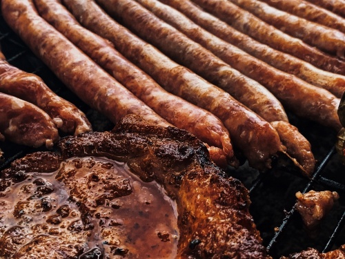 The barbecue shop sells items like sausage, ribs and mac and cheese. (Courtesy Pexels)
