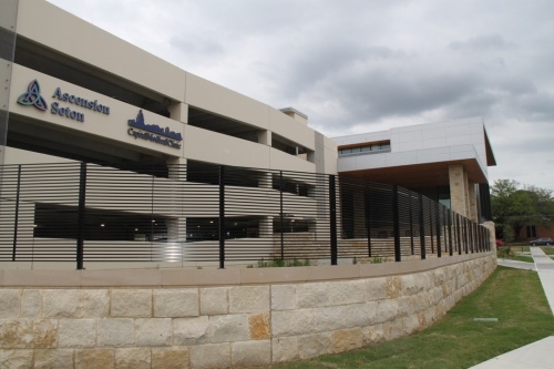Totaling 101,000 square feet, the freestanding Ascension Seton health center at 1004 W. 32nd St., Austin, provides personalized care for cardiovascular, spine and scoliosis and out-patient X-ray imaging services. Additionally, the medical office building features a 290-space parking garage. (Sumaiya Malik/Community Impact Newspaper)