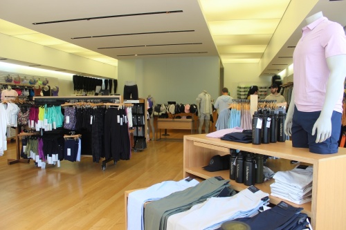 At the temoporary location at 3309 Esperanza Crossing, athletic clothing store Lululemon is fully operational with fitting rooms and a full stock of merchandise. (Sumaiya Malik/Community Impact Newspaper)
