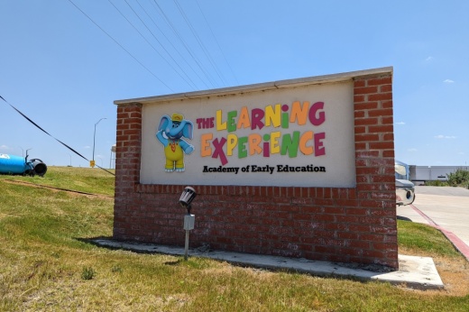 Photo of a sign with the Learning Experience logo at the Burgan Path location