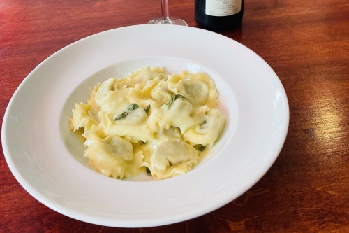 The handmade ravioli with lira rossa ricotta and spinach is one of the many menu items guests can choose from. (Courtesy Divanti Ristorante)