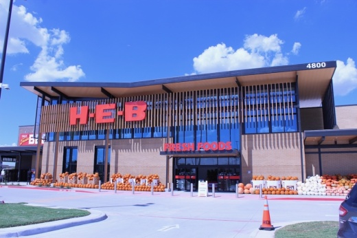 Officials held the ribbon-cutting ceremony for H-E-B in Frisco on Sept. 20 ahead of the Sept. 21 opening. (Colby Farr/Community Impact Newspaper)